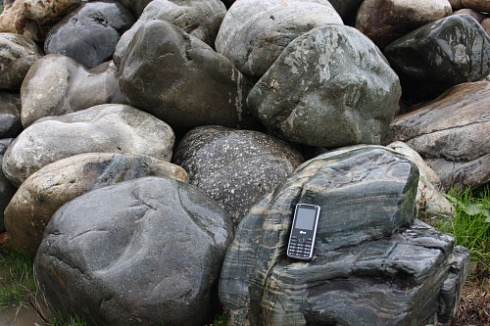 Kamenclub.ru: Речной валун Кабанчик фр.300-500 мм.  купить в Истре крупный природный камень галька серый, темно-серый речной валун галечник масштабный 7000 руб/т   фото КАМЕНЬ КЛУБ