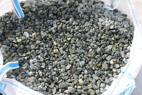 Kamenclub.ru: Щебень крошка зеленый (змеевик) фр. 20-40 мм.  купить в Истре мрамор зеленый, салатовый ландшафтная мраморная крошка 8500 руб/т   фото КАМЕНЬ КЛУБ