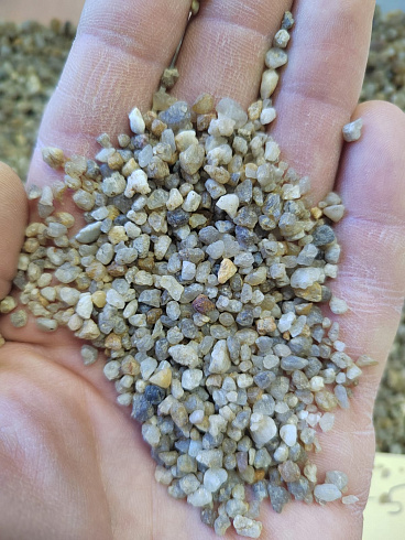 Кварцевый песок для площадок фр. 2-5 мм.  купить в Истре фото Камень Клуб