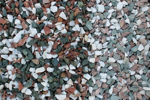 Kamenclub.ru: Мраморная крошка (щебень крошка микс: белый-зеленый-розовый) фр. 10-20 мм.  купить в Истре мрамор белый, зеленый, розовый декоративный ландшафтный колотый щебень 12000 руб/т   фото КАМЕНЬ КЛУБ