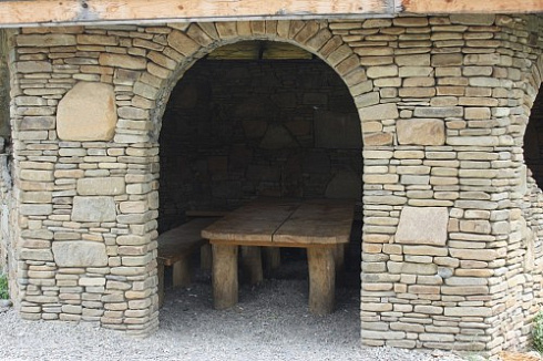 Kamenclub.ru: Песчаник для строительства и кладки блочный (фр 100-200 мм)  купить в Истре песчаник бежевый серый рыжий валун мелкий для строительства песчаник 6500 руб/т   фото КАМЕНЬ КЛУБ