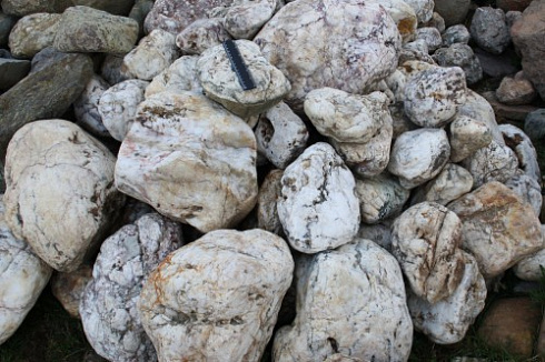 Kamenclub.ru: Кварцевый валунчик фр.100-300 мм.  купить в Истре кварц белый, бежевый молочный рыжий крупный природный камень галечник 7850 руб/т   фото КАМЕНЬ КЛУБ