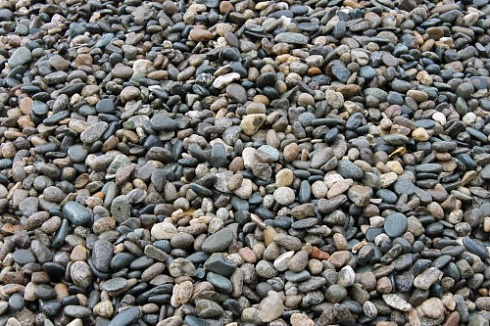 Kamenclub.ru: Галька горная речная окат (цветная) фр. 20-40 мм. купить  в Истре галька речная серый синий бежевый белый окатанная речная галька ландшафтная 6800 руб/т   фото КАМЕНЬ КЛУБ