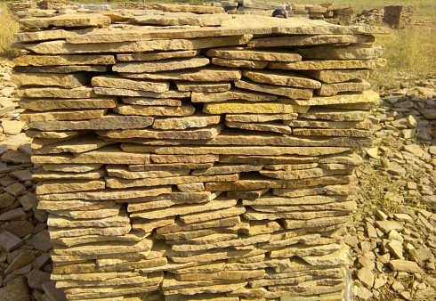 Kamenclub.ru: Песчаник пластушка желтый с разводом под дерево (2 см)  купить в Истре плитняк желтый с разводами, желтый, рыжий, серый песчаник пластушка рваная ландшафтная 11 000 руб/м3   фото КАМЕНЬ КЛУБ