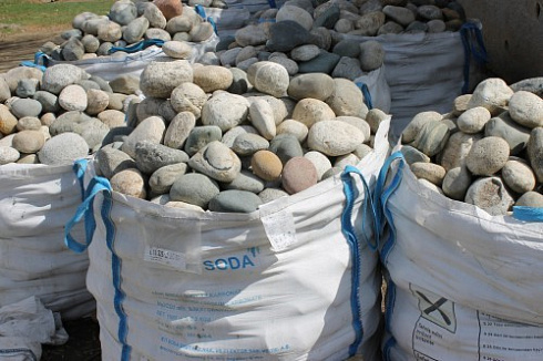 Kamenclub.ru: Речной валун (Ассорти) фр.100-300 мм.  купить в Истре галечник серый, темно-серый, светло-серый речная галька крупных размеров 4200 руб/т   фото КАМЕНЬ КЛУБ