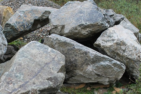 Kamenclub.ru: Змеевик скальник фр. 500-1500 мм.  купить в Истре змеевик зеленый серый черный глыба скальная колотая 7500 руб/т   фото КАМЕНЬ КЛУБ