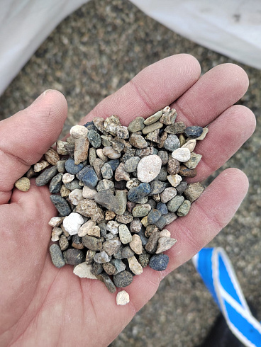 Kamenclub.ru: Галька речная окат (серая) фр.5-10 мм купить  в Истре галька речная серая, серый, темно-серый, светло-серый, коричневый речная окатанная галька декоративная ландшатфная 5000 руб/т   фото КАМЕНЬ КЛУБ