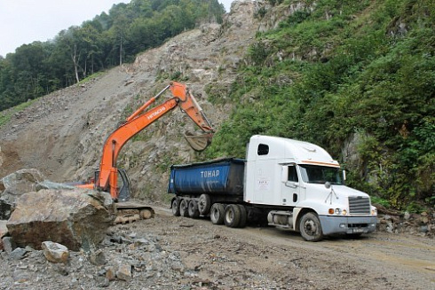 Kamenclub.ru: Гранит скальник (серо-зеленый) фр. 500-1500 мм.  купить в Истре гранит мрамор  серый зеленый темно-серый глыба скальная колотая ландшафтная 7 500 руб/т   фото КАМЕНЬ КЛУБ