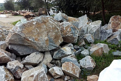 Kamenclub.ru: Гранит скальник (серо-зеленый) фр. 500-1500 мм.  купить в Истре гранит мрамор  серый зеленый темно-серый глыба скальная колотая ландшафтная 7 500 руб/т   фото КАМЕНЬ КЛУБ