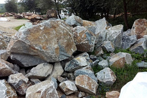 Kamenclub.ru: Гранит скальник (серо-зеленый) фр. 500-1500 мм.  купить в Истре гранит мрамор  серый зеленый темно-серый глыба скальная колотая ландшафтная 7 500 руб/т   фото КАМЕНЬ КЛУБ