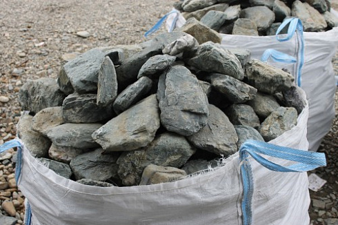 Kamenclub.ru: Гранит скальник (серо-зеленый) фр. 100-500 мм.  купить в Истре гранит зеленый, серый, салатовый крупный ландшафтный валун 6 000 руб/т   фото КАМЕНЬ КЛУБ