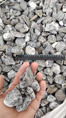 Kamenclub.ru: Щебень галтованный черный (мрамор) фр.40-70 мм.  купить в Истре мрамор черный с белыми прожилками, черный, белый щебень галтованный округлый 13500 руб/т   фото КАМЕНЬ КЛУБ