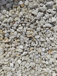 Kamenclub.ru: Мраморная крошка, щебень, цвет-белый, фр. 5-10 мм.  купить в Истре мрамор белый, айвори, молочный мраморная каменная крошка ландшафтная 12000 руб/т   фото КАМЕНЬ КЛУБ