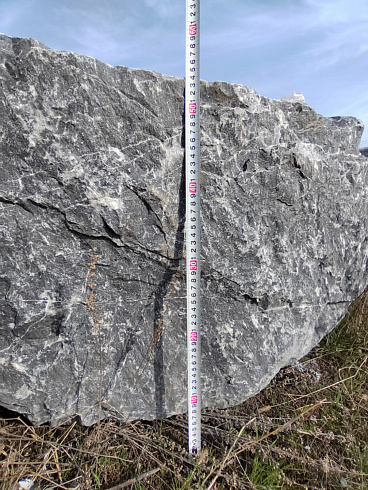 Kamenclub.ru: Черный мрамор скальник фр. 1000-1500 мм.  купить в Истре мрамор черный белый серый крупный колотый валун ландшафтный 9000 руб/т   фото КАМЕНЬ КЛУБ