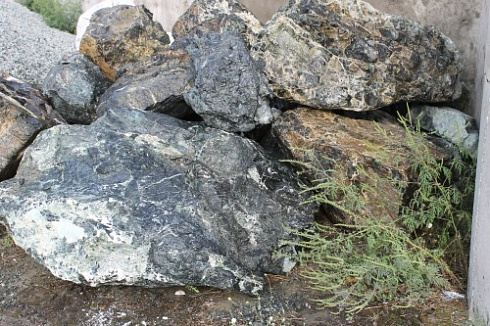 Kamenclub.ru: Змеевик скальник фр. 500-1500 мм.  купить в Истре змеевик зеленый серый черный глыба скальная колотая 7500 руб/т   фото КАМЕНЬ КЛУБ