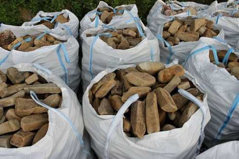 Kamenclub.ru: Песчаник для строительства и кладки блочный (фр 100-200 мм)  купить в Истре песчаник бежевый серый рыжий валун мелкий для строительства песчаник 6500 руб/т   фото КАМЕНЬ КЛУБ