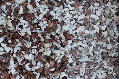 Kamenclub.ru: Мраморная крошка (щебень крошка микс: белый-розовый) фр. 10-20 мм.  купить в Истре мрамор белый, розовый каменный декоративный ландшафтный щебень 12000 руб/т   фото КАМЕНЬ КЛУБ