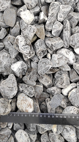 Kamenclub.ru: Щебень галтованный черный (мрамор) фр.40-70 мм.  купить в Истре мрамор черный с белыми прожилками, черный, белый щебень галтованный округлый 13500 руб/т   фото КАМЕНЬ КЛУБ